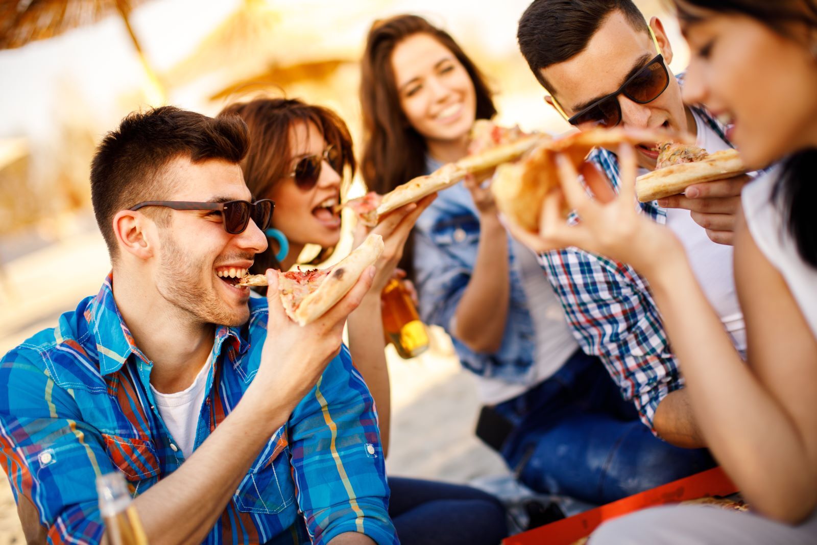 group-enjoying-pizza-on-vacation